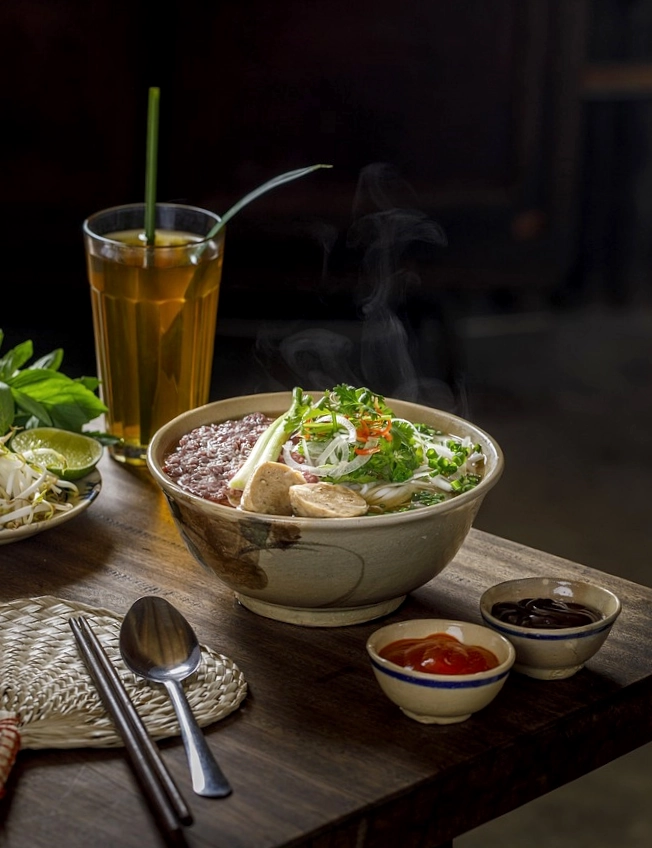 hot pho tai, sauces and garnishes